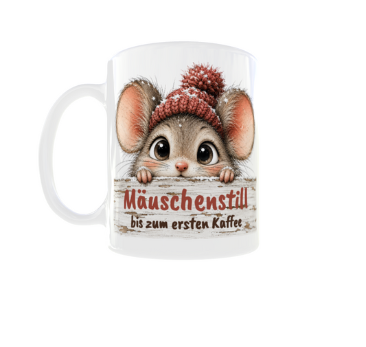 Weiße Kaffeetasse mit süßer Maus, roter Bommelmütze und Spruch „Mäuschenstill bis zum ersten Kaffee“