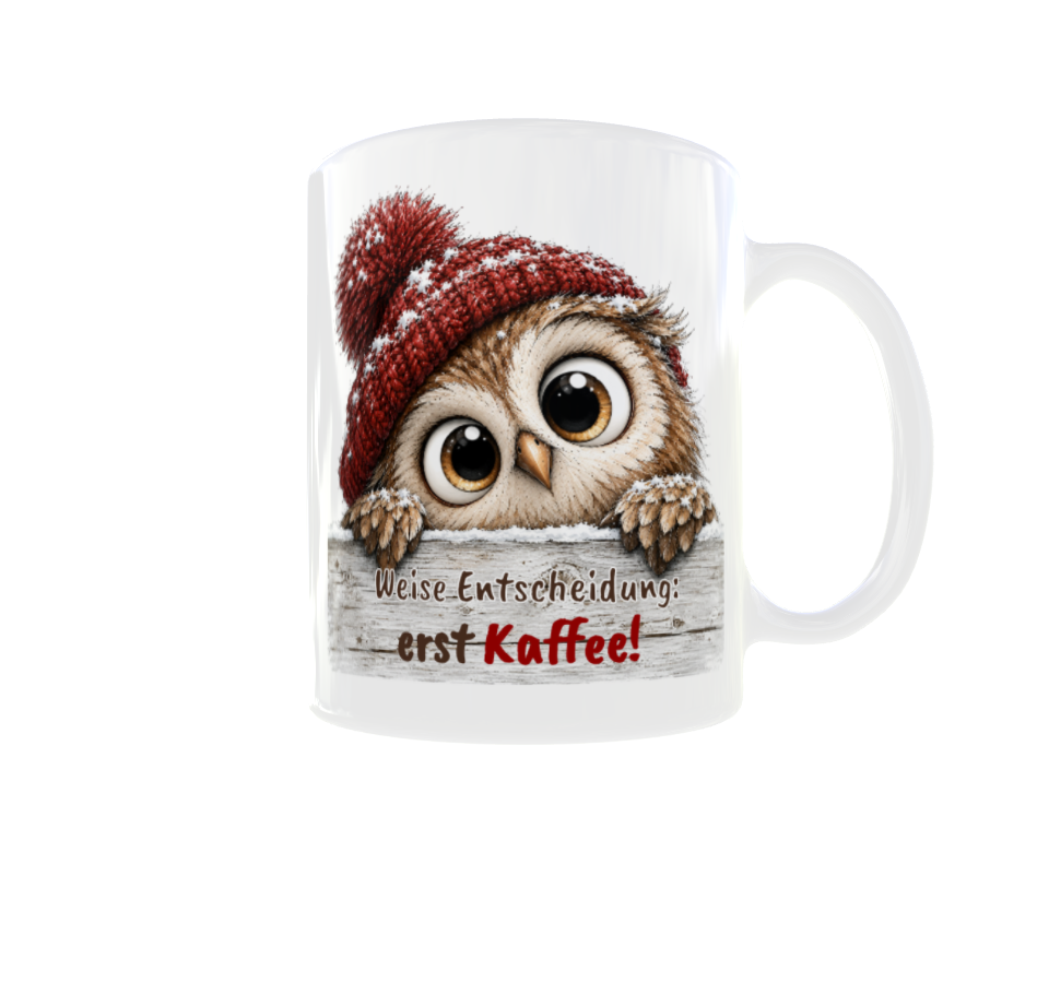 Weiße Kaffeetasse mit niedlicher Eule, roter Strickmütze und Spruch „Weise Entscheidung: erst Kaffee!“