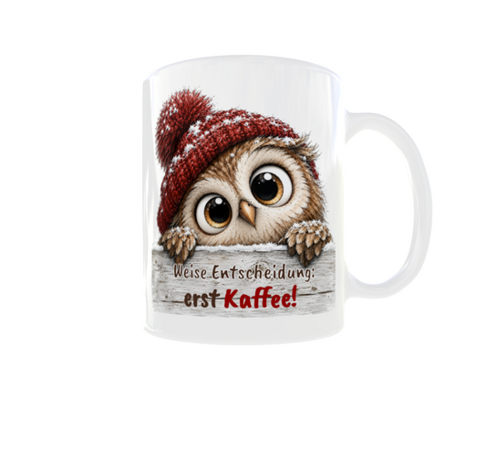 Weiße Kaffeetasse mit niedlicher Eule, roter Strickmütze und Spruch „Weise Entscheidung: erst Kaffee!“