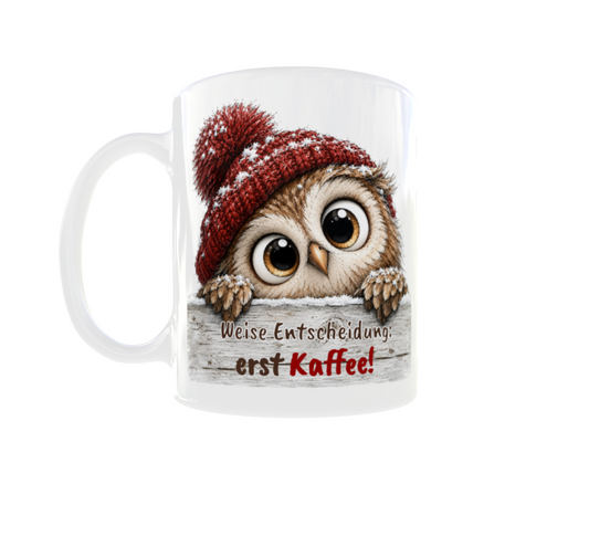 Weiße Kaffeetasse mit niedlicher Eule, roter Strickmütze und Spruch „Weise Entscheidung: erst Kaffee!“