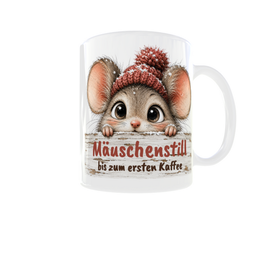 Weiße Kaffeetasse mit süßer Maus, roter Bommelmütze und Spruch „Mäuschenstill bis zum ersten Kaffee“