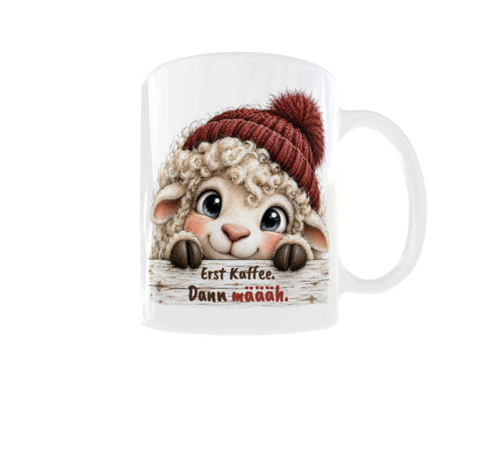 Weiße Tasse mit niedlichem Schäfchen, roter Bommelmütze und Spruch „Erst Kaffee. Dann määäh.“